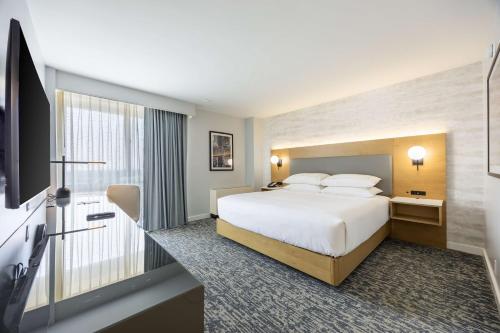 Habitación con bañera adaptada para personas con discapacidad auditiva y movilidad reducida - Cama extragrande del hotel DoubleTree by Hilton New York JFK Airport