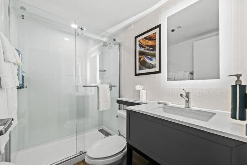 Suite Junior con cama extragrande y zona de estar del hotel DoubleTree by Hilton New York JFK Airport. Foto 4