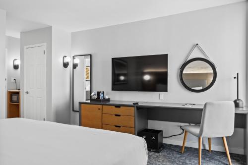 Habitación con bañera adaptada para personas con discapacidad auditiva y movilidad reducida - Cama extragrande del hotel DoubleTree by Hilton New York JFK Airport. Foto 7