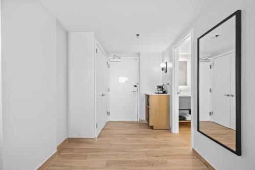 Habitación con bañera adaptada para personas con discapacidad auditiva y movilidad reducida - Cama extragrande del hotel DoubleTree by Hilton New York JFK Airport. Foto 10