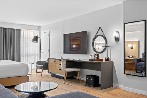 Suite Junior con cama extragrande y zona de estar del hotel DoubleTree by Hilton New York JFK Airport. Foto 12