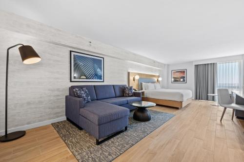 Suite Junior con cama extragrande y zona de estar del hotel DoubleTree by Hilton New York JFK Airport. Foto 15