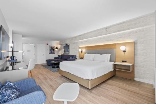 Suite Junior con cama extragrande y zona de estar del hotel DoubleTree by Hilton New York JFK Airport. Foto 17