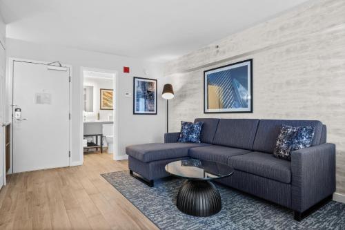 Suite Junior con cama extragrande y zona de estar del hotel DoubleTree by Hilton New York JFK Airport. Foto 18