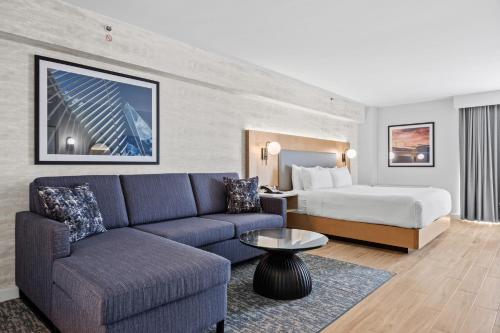 Suite Junior con cama extragrande y zona de estar del hotel DoubleTree by Hilton New York JFK Airport. Foto 19