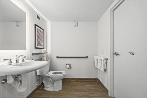 Suite Junior con cama extragrande y zona de estar del hotel DoubleTree by Hilton New York JFK Airport. Foto 26