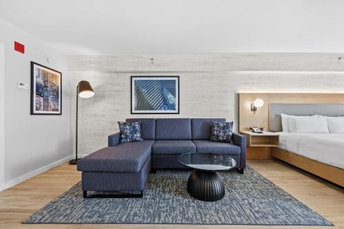 Suite Junior con cama extragrande y zona de estar del hotel DoubleTree by Hilton New York JFK Airport. Foto 13