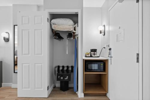 Suite Junior con cama extragrande y zona de estar del hotel DoubleTree by Hilton New York JFK Airport. Foto 14