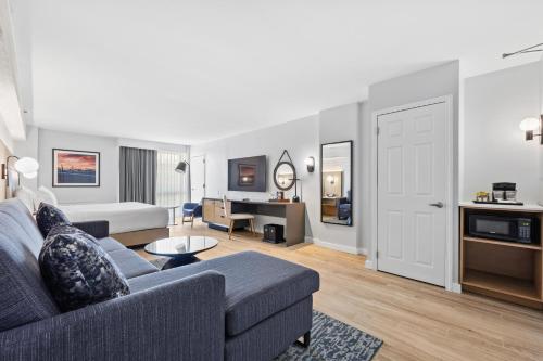 Suite Junior con cama extragrande y zona de estar del hotel DoubleTree by Hilton New York JFK Airport. Foto 21