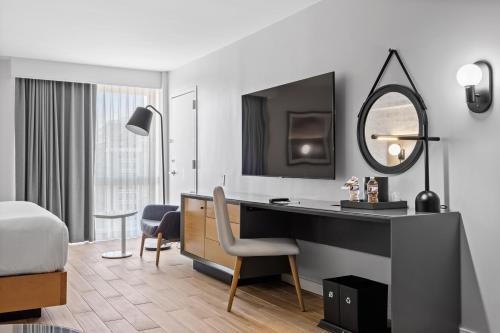 Suite Junior con cama extragrande y zona de estar del hotel DoubleTree by Hilton New York JFK Airport. Foto 24