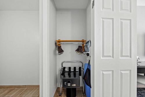 Double Room with Two Queen Beds and Bath Tub - Mobility and Hearing Access del hotel DoubleTree by Hilton New York JFK Airport. Foto 2