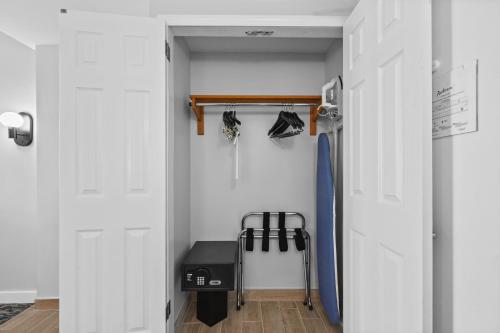 Double Room with Two Queen Beds and Bath Tub - Mobility and Hearing Access del hotel DoubleTree by Hilton New York JFK Airport. Foto 10