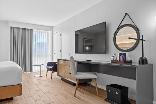 Double Room with Two Queen Beds and Bath Tub - Mobility and Hearing Access del hotel DoubleTree by Hilton New York JFK Airport. Foto 17