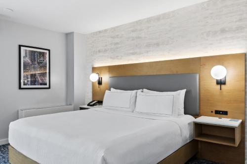 Habitación con bañera adaptada para personas con discapacidad auditiva y movilidad reducida - Cama extragrande del hotel DoubleTree by Hilton New York JFK Airport. Foto 8