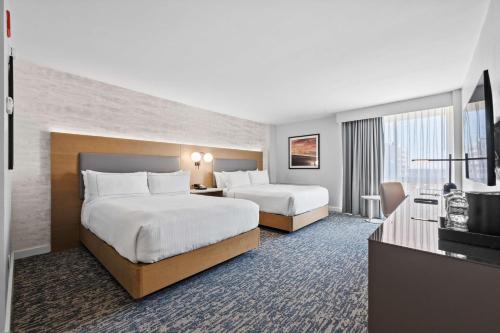 Habitación con 2 camas grandes del hotel DoubleTree by Hilton New York JFK Airport