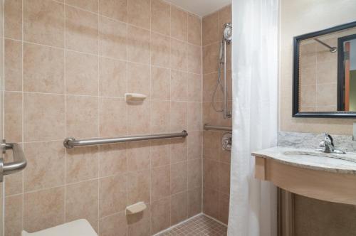 Habitación Estándar con ducha a ras de suelo - 1 cama extragrande - Planta superior del hotel Holiday Inn Express New York City-Wall Street. Foto 6