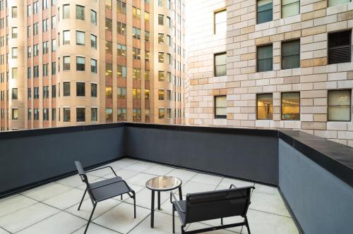 Habitación Estándar con cama extragrande y balcón del hotel Holiday Inn New York City - Wall Street. Foto 1