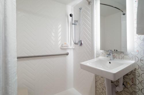 Habitación Estándar con cama extragrande y balcón del hotel Holiday Inn New York City - Wall Street. Foto 4