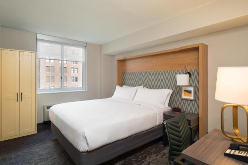 Habitación con cama extragrande del hotel Holiday Inn New York City - Wall Street. Foto 6