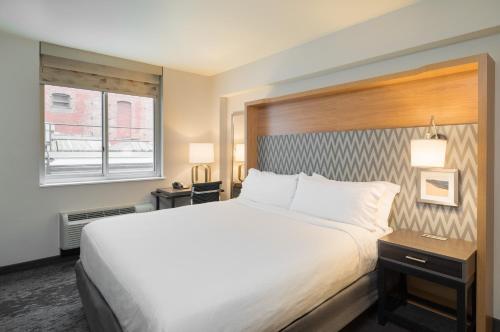 Habitación con ducha a ras de suelo adaptada para personas con movilidad reducida - Cama extragrande del hotel Holiday Inn New York City - Wall Street. Foto 4
