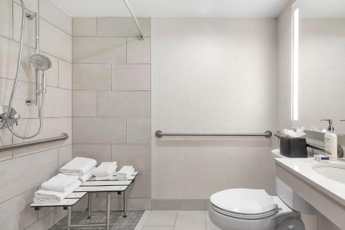 Habitación Estándar con cama grande y ducha a ras de suelo accesible para comunicaciones del hotel Holiday Inn Nyc - Manhattan 6th Ave- Chelsea. Foto 5