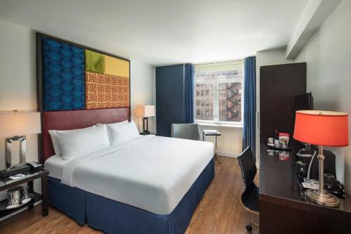 Habitación con cama extragrande - Adaptada para personas de movilidad reducida del hotel Hayden. Foto 3