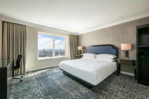 Habitación con cama extragrande del hotel Sheraton Laguardia East