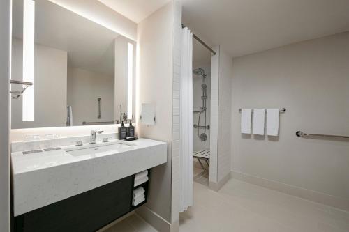 Habitación con cama extragrande del hotel Sheraton Laguardia East. Foto 3