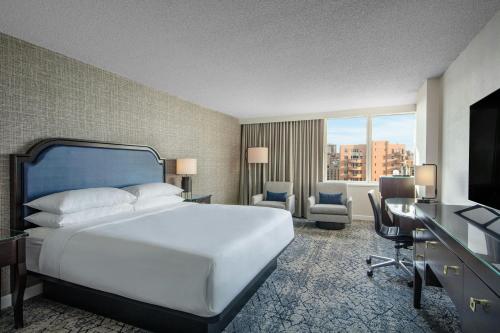 Habitación con cama extragrande del hotel Sheraton Laguardia East. Foto 1