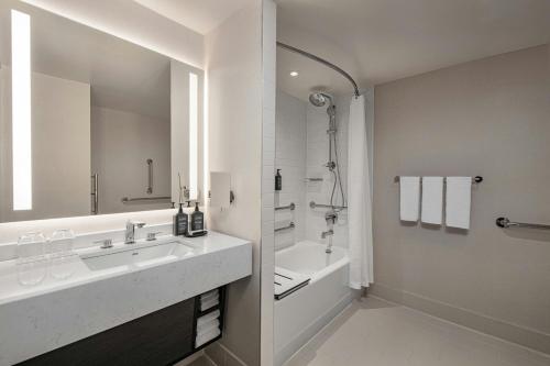 Habitación con cama extragrande del hotel Sheraton Laguardia East. Foto 4