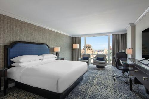 Habitación con cama extragrande del hotel Sheraton Laguardia East. Foto 7