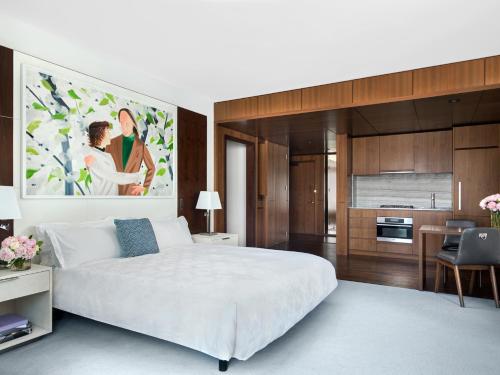 Club Executive con cama extragrande y cocina del hotel Langham Place, Fifth Avenue