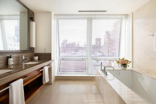 Deluxe con cama extragrande, cocina y vistas a la ciudad del hotel Langham Place, Fifth Avenue. Foto 4