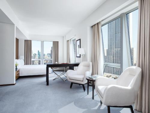 Suite Junior Club con vistas al Empire State del hotel Langham Place, Fifth Avenue. Foto 2
