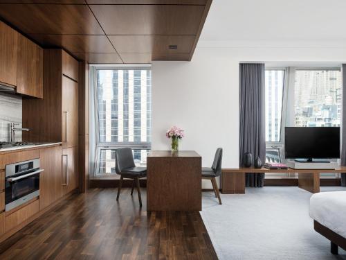 Habitación Familiar con 2 camas dobles y cocina del hotel Langham Place, Fifth Avenue. Foto 4