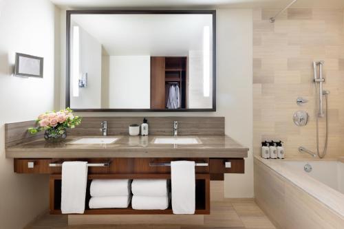 Alojamiento Superior con vistas a la ciudad - Cama extragrande del hotel Langham Place, Fifth Avenue. Foto 4