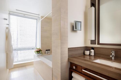 Alojamiento Superior con vistas a la ciudad - Cama extragrande del hotel Langham Place, Fifth Avenue. Foto 5