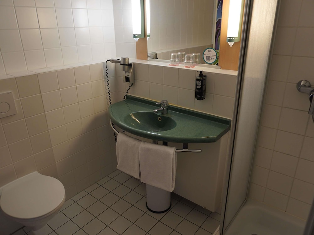 Habitación con 1 cama doble (160 x 200 cm), nuevo concepto de confort para dormir del hotel Ibis Berlin Messe. Foto 1