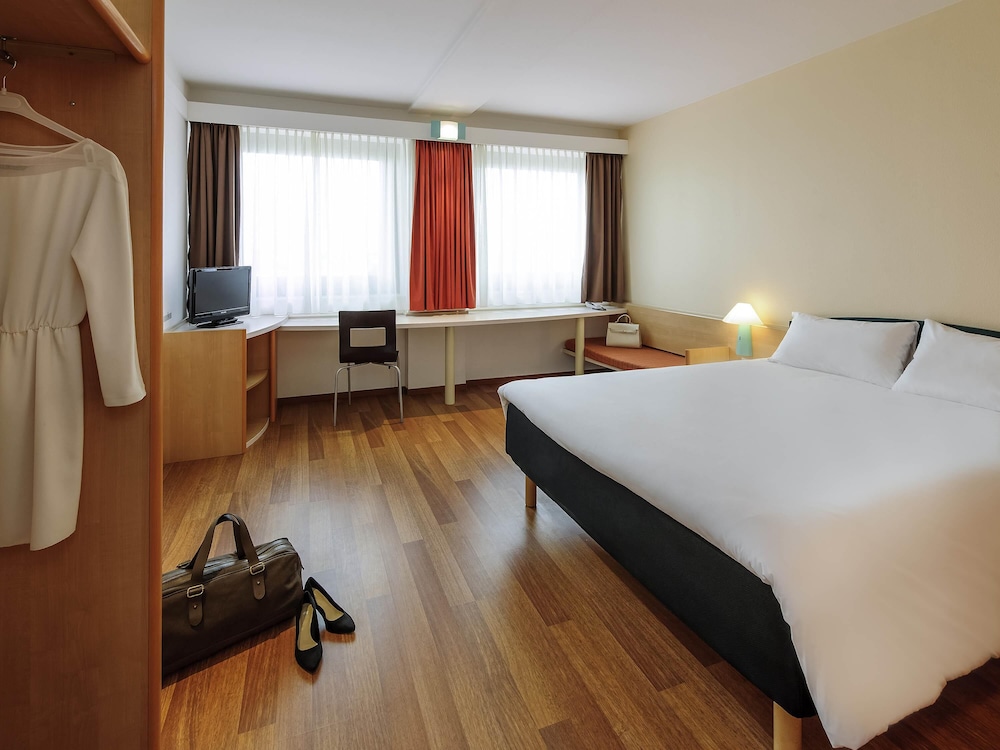 Habitación con 1 cama doble (160 x 200 cm), nuevo concepto de confort para dormir del hotel Ibis Berlin Messe. Foto 3