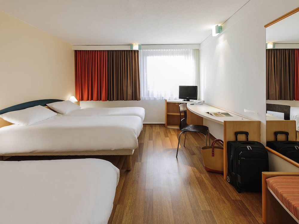 Habitación con 3 camas individuales, nuevo concepto de confort para dormir del hotel Ibis Berlin Messe