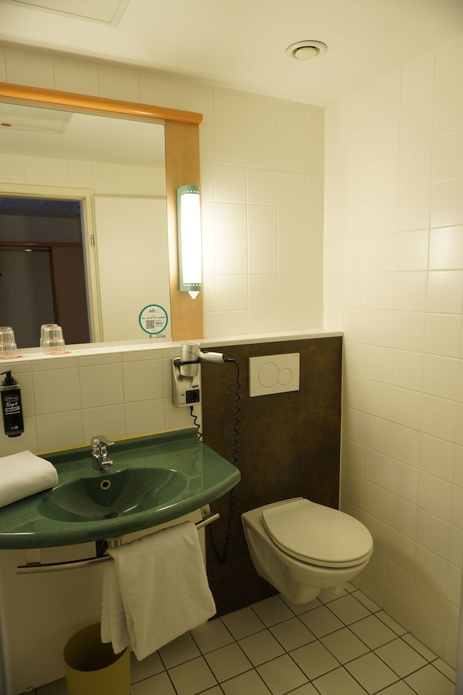 Habitación Estándar con 1 cama individual del hotel Ibis Berlin Messe. Foto 6