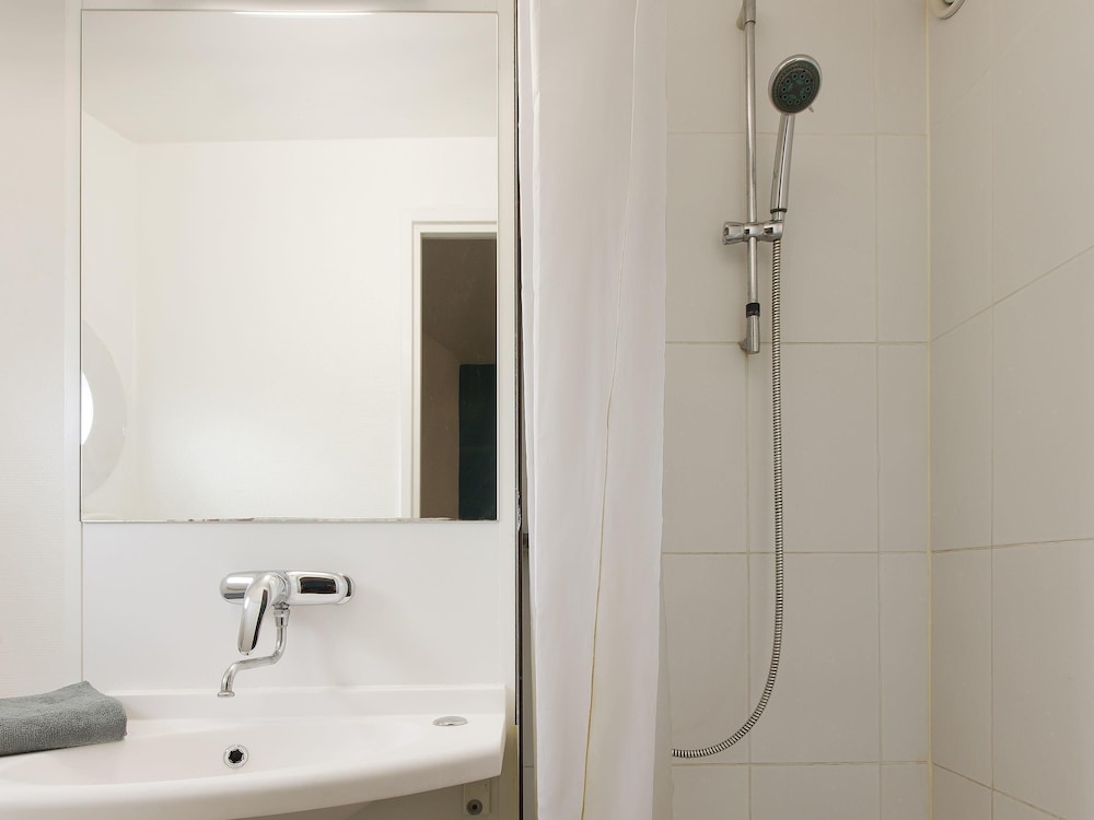 Habitación, 1 cama doble, baño privado (Cabrio) del hotel f1 Cergy. Foto 8