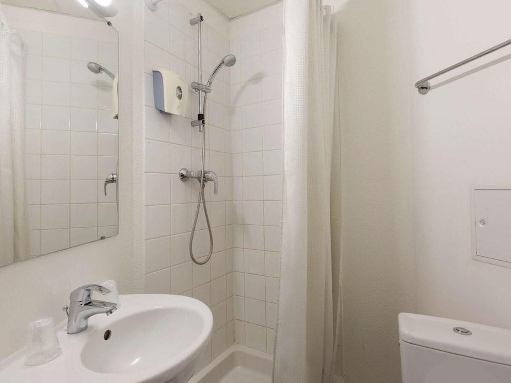 Habitación, 2 camas individuales, baño privado (Cabrio) del hotel f1 Cergy. Foto 5