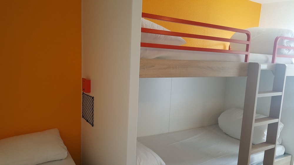 Habitación, 3 camas individuales, baño privado (Cabrio) del hotel f1 Cergy. Foto 1