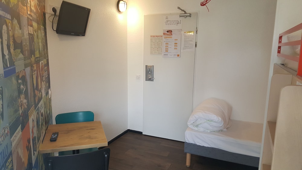 Habitación, 3 camas individuales, baño privado (Cabrio) del hotel f1 Cergy. Foto 2