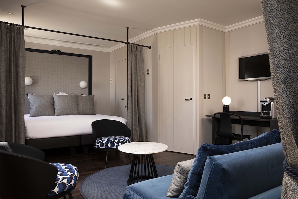 Junior suite Lujo Vista ciudad del hotel Elysees Regencia. Foto 1