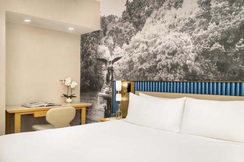 Habitación Superior con cama extragrande y vistas a la ciudad - Totalmente reformada del hotel Millennium Premier New York Times Square. Foto 1