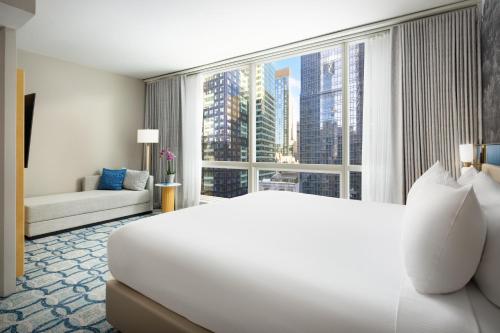 Habitación Executive con cama extragrande en la planta superior - Totalmente reformada del hotel Millennium Premier New York Times Square. Foto 8