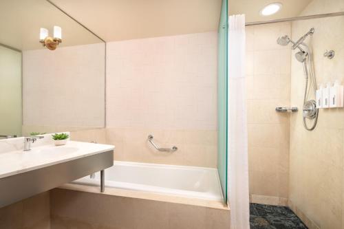 Superior King City View - Fully Renovated del hotel Millennium Premier New York Times Square. Foto 8