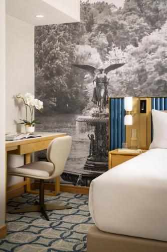Habitación Estándar totalmente reformada con vistas - 1 cama extragrande del hotel Millennium Premier New York Times Square. Foto 1